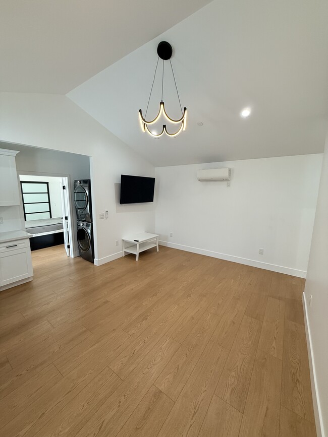 Photo - 111 E 60th St