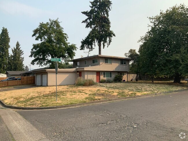 Building Photo - 2 Bedroom Duplex Near Autzen Stadium Rental