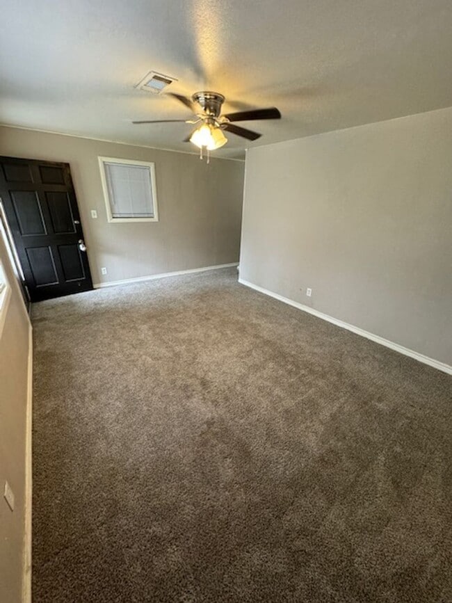 Building Photo - Mid April Move In