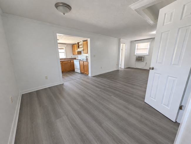 Building Photo - Recently renovated 2 bed, 1.5 bath home with a fully fenced yard