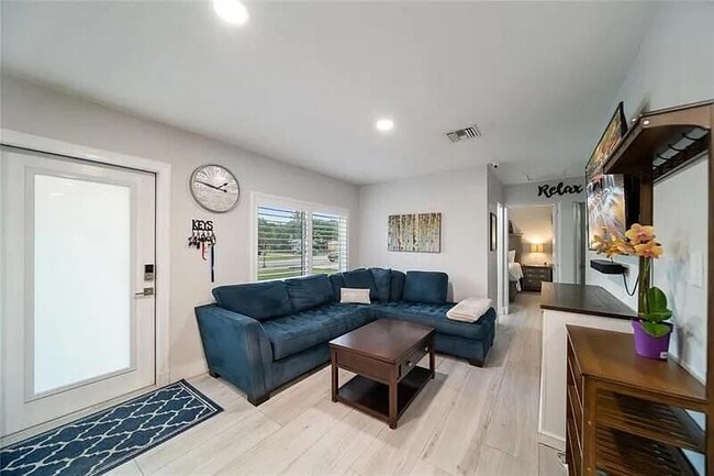 Photo - 320 NE 60th St
