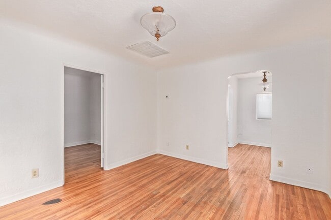 1026 E Polk St