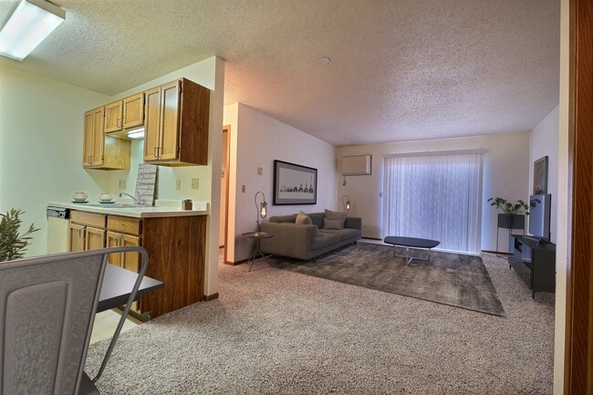 Fargo, ND Southgate Apartments | Living - Southgate