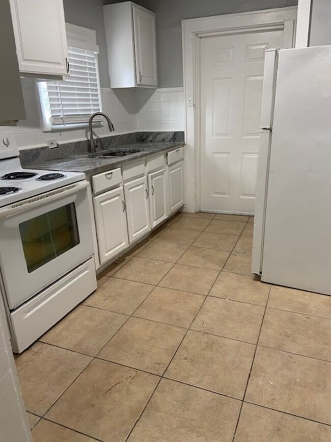 Building Photo - 1727 Unit B