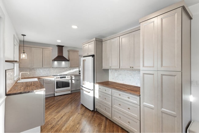 Photo - 1607 Riverside Dr