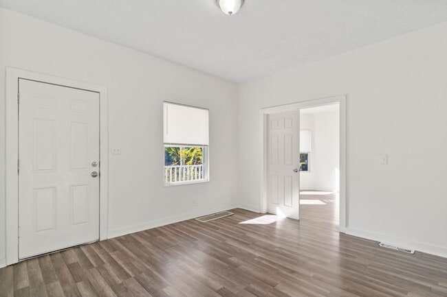 Photo - Charming 3 beds 1 bath Apartment in Cleveland! Unidad -1 Lower