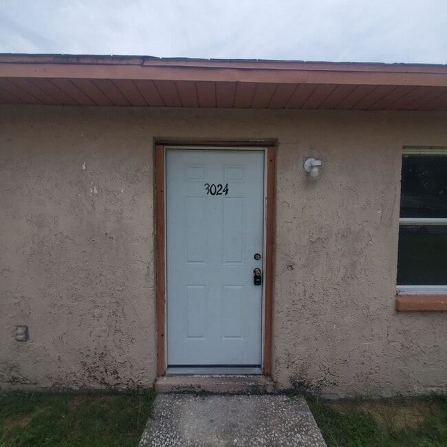 Building Photo - Ernest Dr Unit B