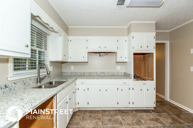 2135 Pinewood Dr