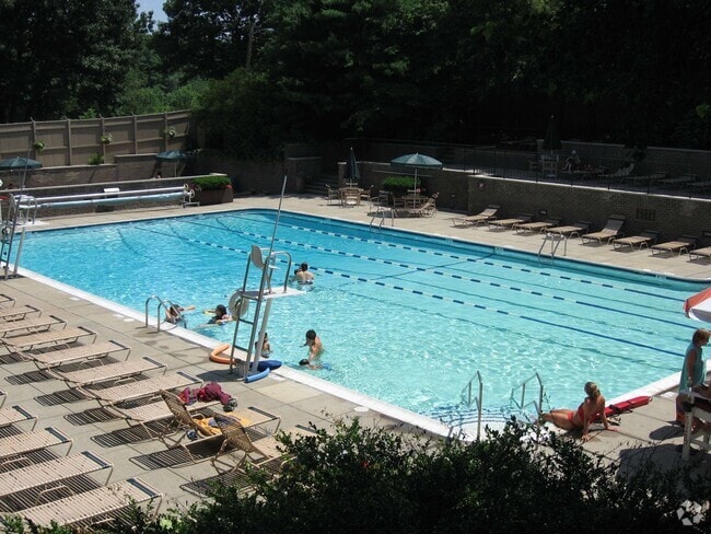 Building Photo - Large 1bd in desirable Brook House. West f...