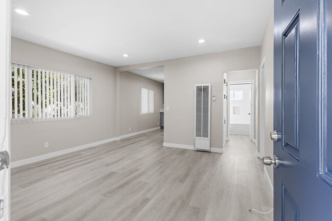 Building Photo - 113 S Lillie Ave