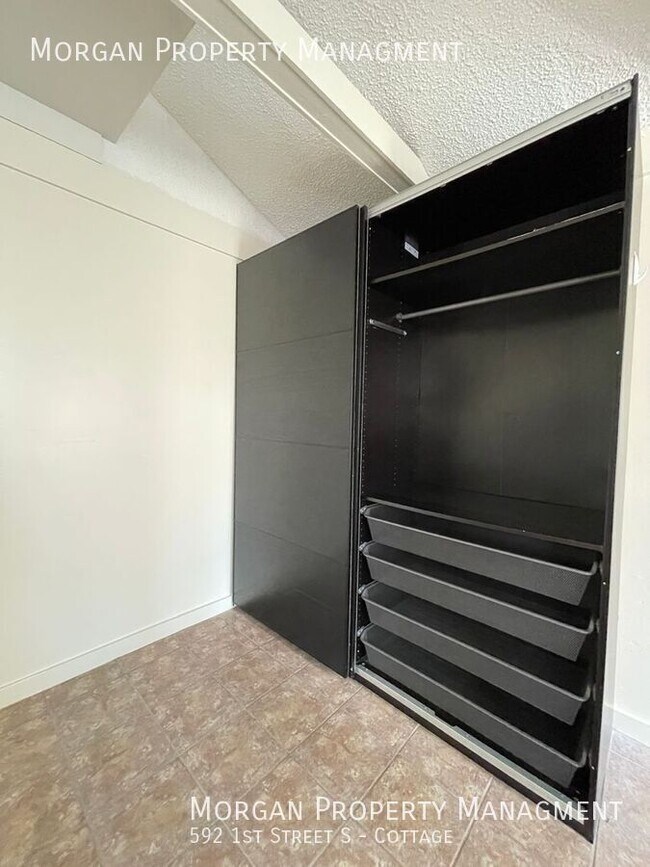 Photo - 592 1st St S Unidad Cottage