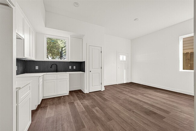 418 Clinton Park St Unit A-D
