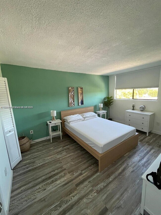 Photo - 2345 NE 135th St Unidad 302