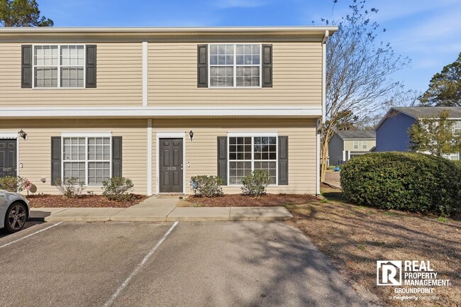 Building Photo - 3 Bedroom End Unit Townhome Near Dorchester and Ladson Road