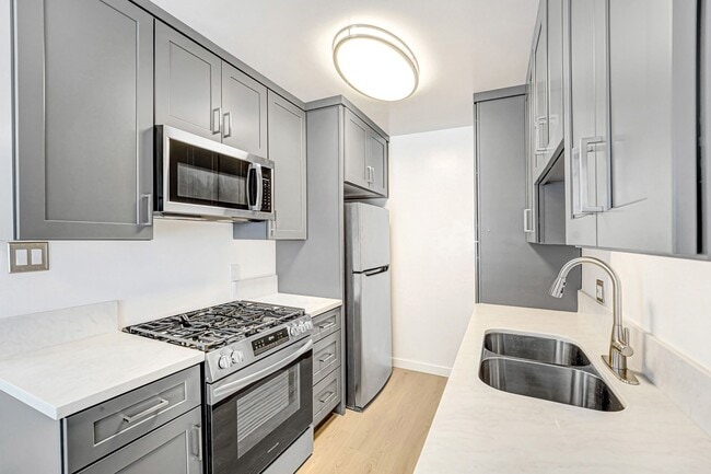 Photo - 844 5th St, steps to Montana Ave, 5 blocks to the beach!