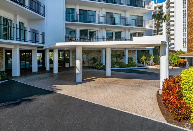 Entrada - St Armands Towers