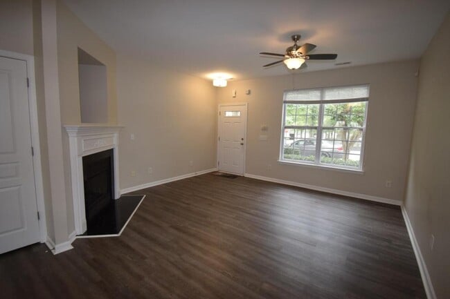 Photo - 1077 Woodglen Ln