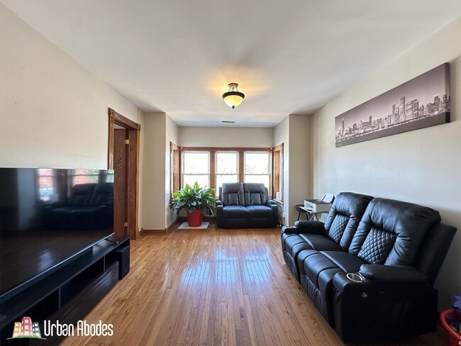Building Photo - 3532 N Elston Ave Unit A00C Rental
