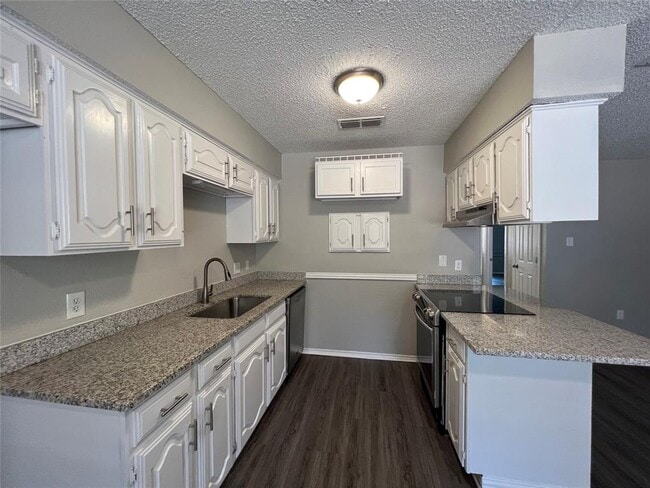 Photo - 704 Lynne Ln