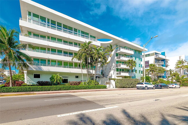 Building Photo - 7800 Collins Ave Unit 303