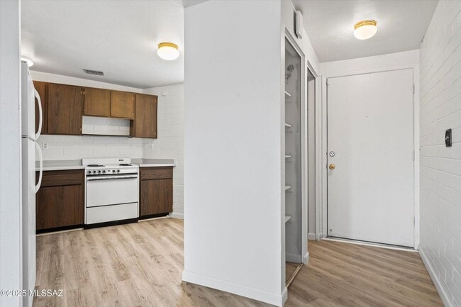 Photo - Move In Ready Unit! 1 Bed 1 Bath New Flooring!