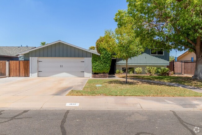 Building Photo - Stunning Tri-Level 6 bedroom home with POO...