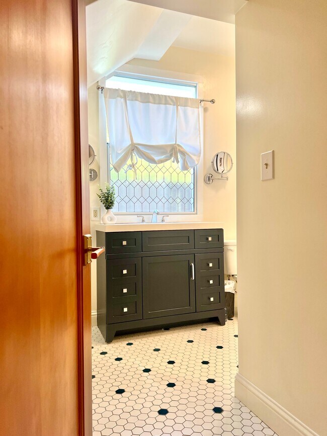 Photo - 814 Victorian Alley