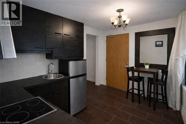 Photo - 237 James St N Unité 4