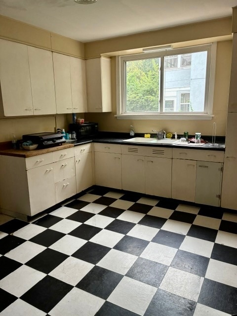 Photo - 470 W Grand Ave