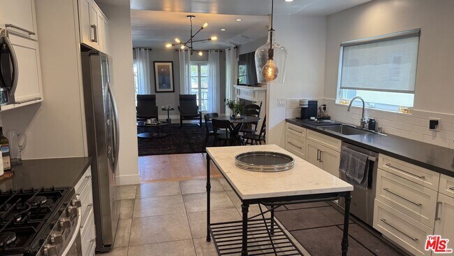 1113 S Doheny Dr