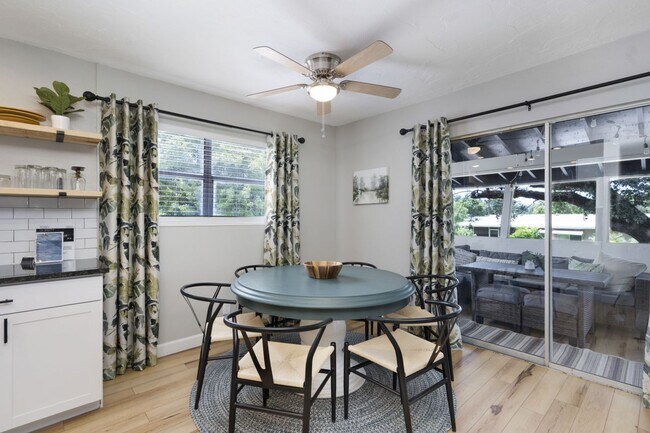 Photo - 4705 Hollingsworth Ave Unidad Upper A 3 bed 2 bath