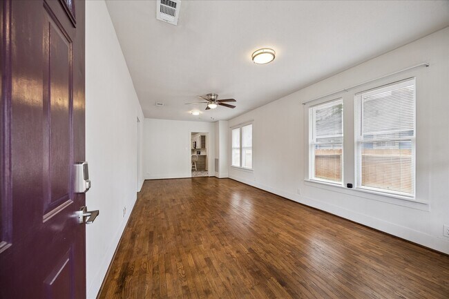 Photo - 518 W 14th St