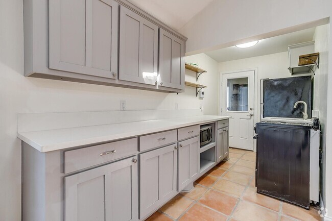 Building Photo - Adorable Studio Apartment in Arlington Hei...