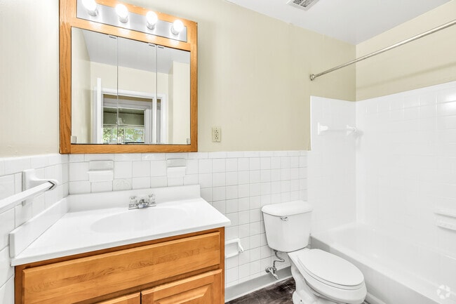 1BR, 1 BA - 920SF - Bathroom