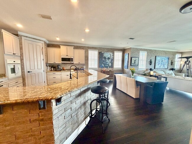 Photo - 240 Brooks St SE