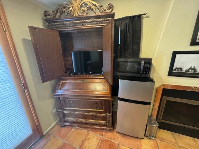 Building Photo - Quail Canyon Rd Unit Apt #B