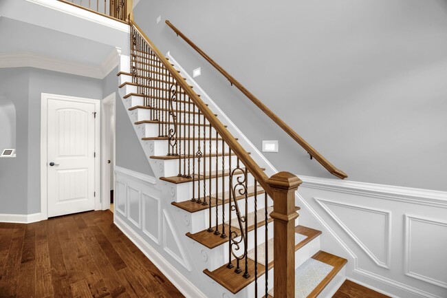 Building Photo - Spacious & Stylish 3 Bedroom, 2 1/2 Bathro... Rental