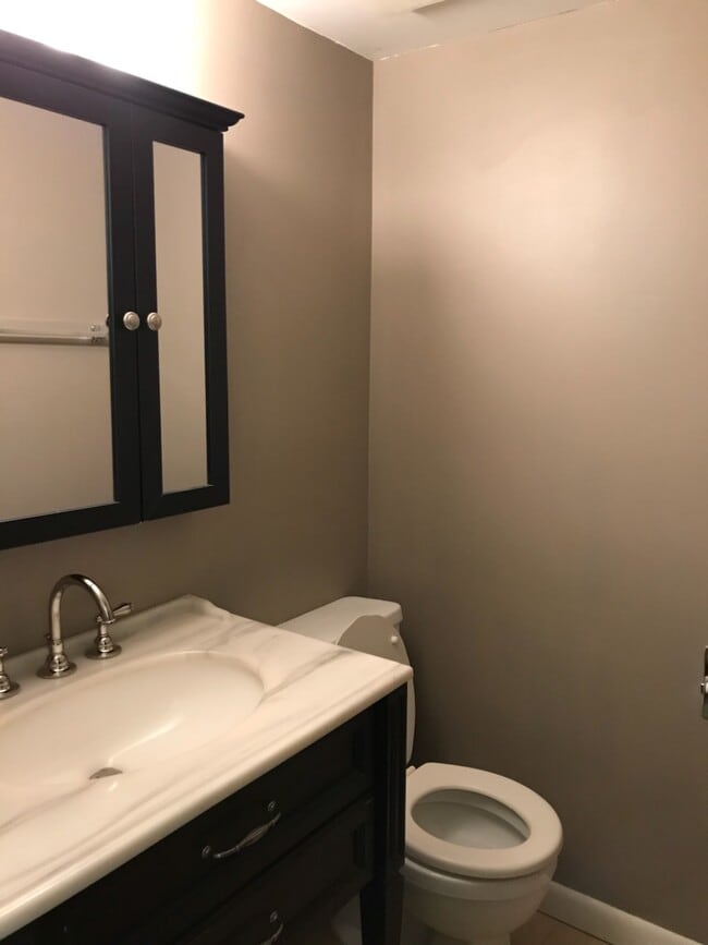 Medio baño recientemente remodelado - 420 Tanglewood Ct