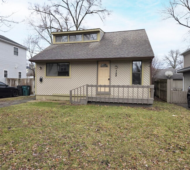 Photo - 755 Emmons Ave