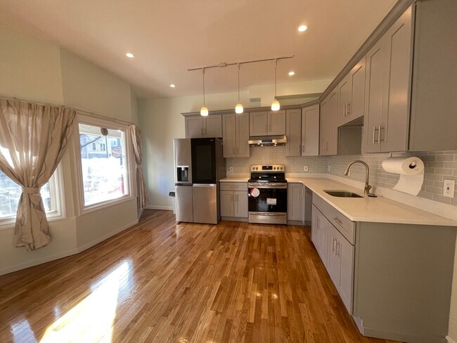 kitchen - 285 Dorchester St Unit 1