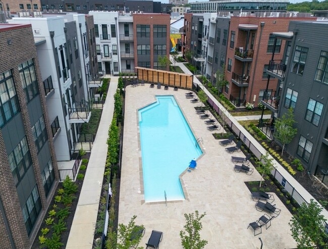 8 on the Park Pool and Lounge