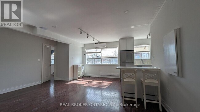 Photo - 2209 Gerrard St E