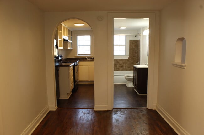 Esta unidad cuenta con cocina completa y baño con bañera/ducha. - 1309-C Jones Avenue