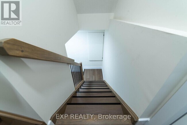Photo - 266 Hesselman Cres