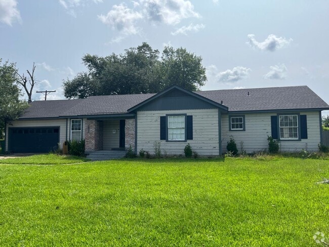 Building Photo - COMING SOON - 4 Bedroom, 2 Bathroom House ...