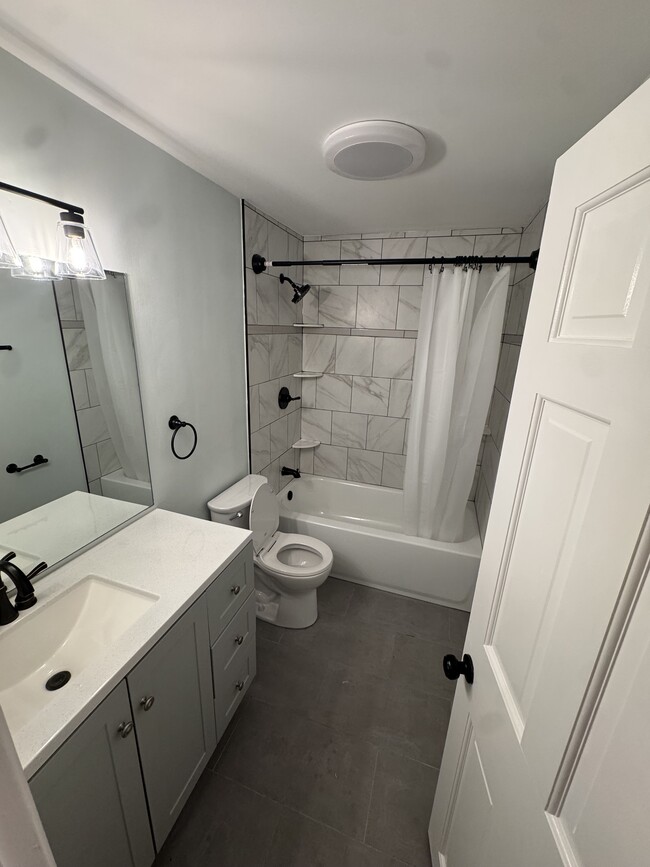 Baño completo (planta superior) - 333 Mary St