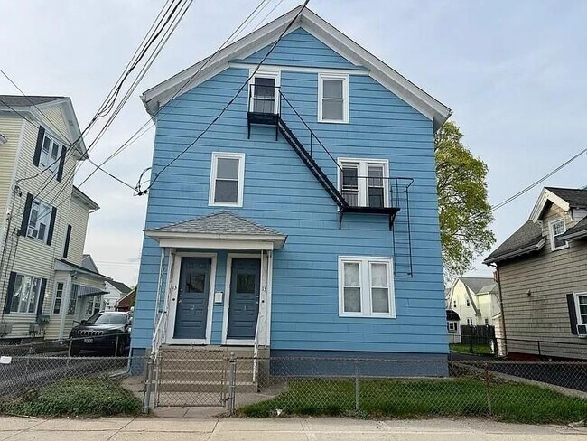 Building Photo - 13 Elizabeth St Unit 3