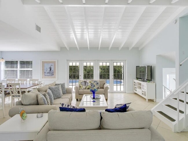 1310 Manor Dr