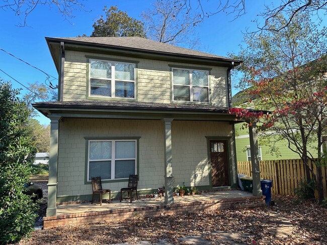 Building Photo - Four Bedroom 4 Bathroom Available Fall 2021