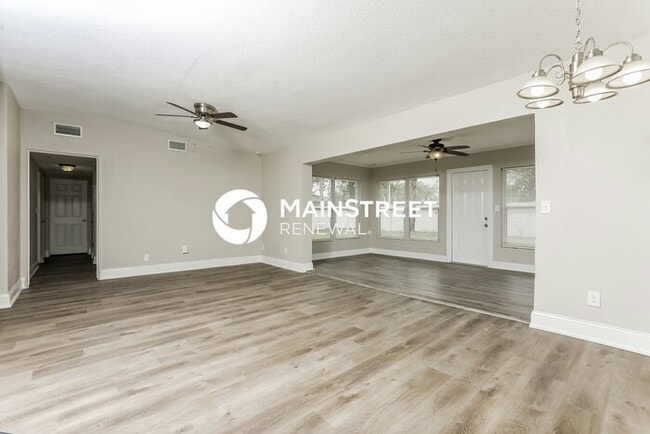 Photo - 3 Bedroom Pet-Friendly Home in Orlando, FL with Main Street Renewal